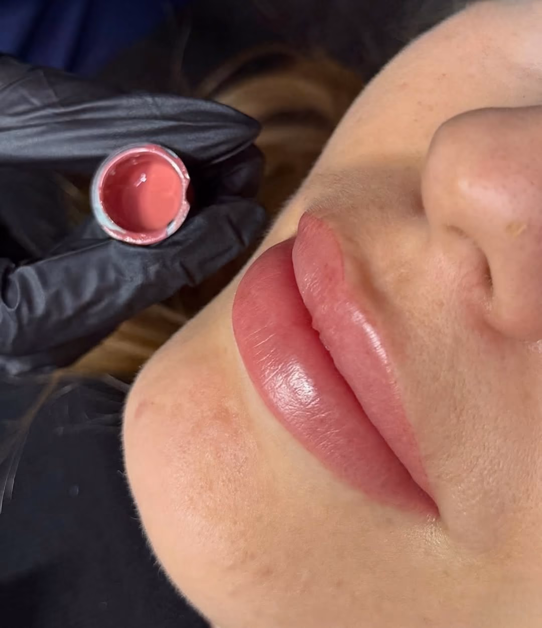 Proceso de micropigmentación de labios en el Estudio Antonella Paludi